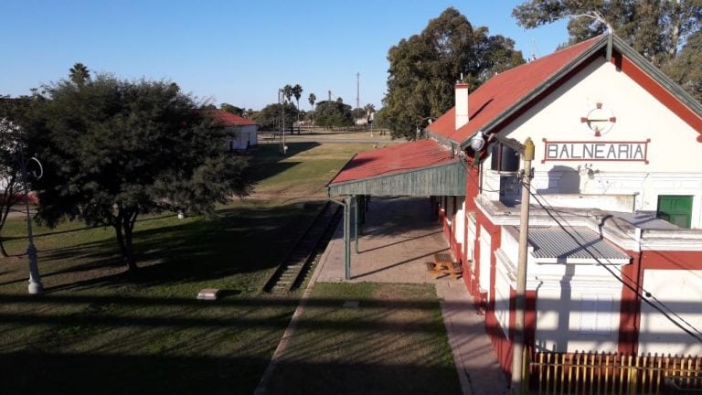 La centenaria estación Balnearia del ferrocarril Belgrano en la localidad del mismo nombre, conserva su esplendor junto a una pasarela, única en la región.