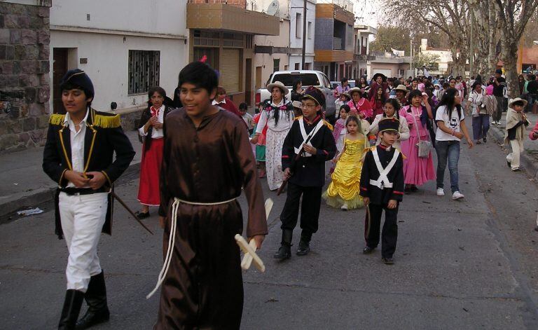 La epopeya liderada por el general Belgrano es recordada en las escuelas realizando marchas evocativas que rinden homenaje a los jujeños de 1812.