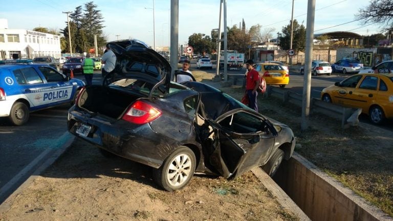 El accidente se registró en la Avenida La Voz del Interior y provocó largas filas en el lugar.