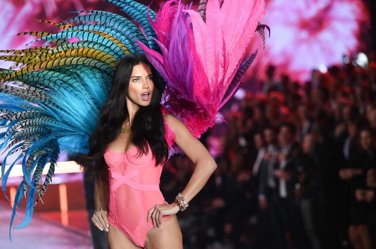 Adriana Lima es una supermodelo brasileña que se hizo conocida internacionalmente tras su paso por Victorias Secret.