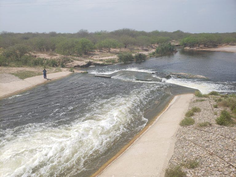 Del otro lado de la ruta 28 el agua fluye normalmente