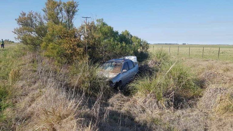 El auto siniestrado quedó semioculto por la vegetación (Infotec)