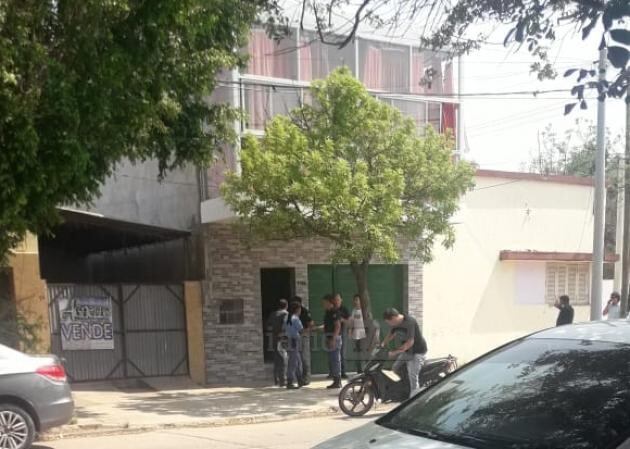 Familiares y amigos del abogado  muerto comenzaron a reunirse en el frente de la casa donde fue encontrado.