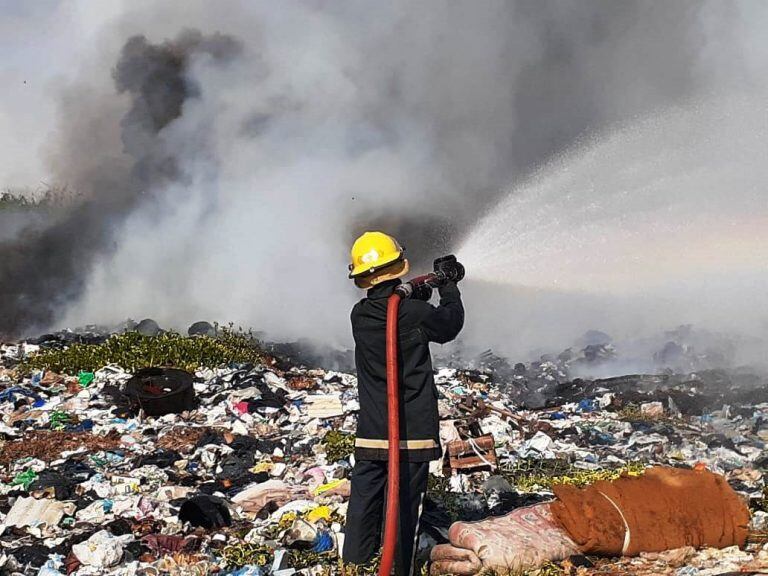 Los bomberos acuden varias veces al día a incendios en lugares abiertos