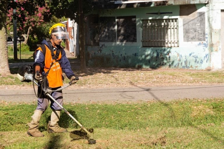 El Municipio de Rosario aumentó las cuadrillas para realizar desmalezamiento después de cientos de denuncias. (Prensa Municipio)