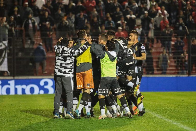 Estudiantes de Caseros pasó de ronda en Copa Argentina al superar a Colón (@Copa_Argentina)