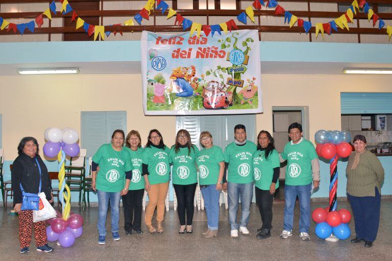 Integrantes de la Comisión Directiva trabajaron activamente en la organización de los festejos.