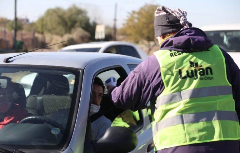 Controles en Luján de Cuyo.