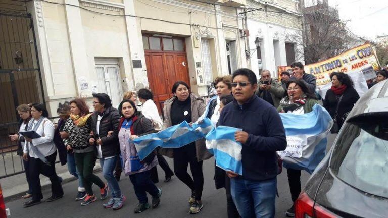 Docentes marchan por la ciudad de Salta. (La Gaceta)