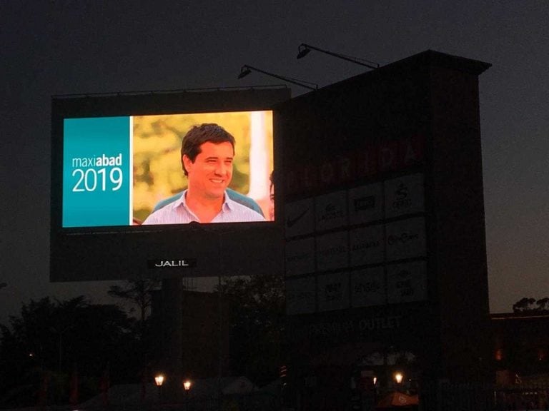 Maximiliano Abad empapeló la ciudad e instaló una serie de multiled en Mar del Plata.