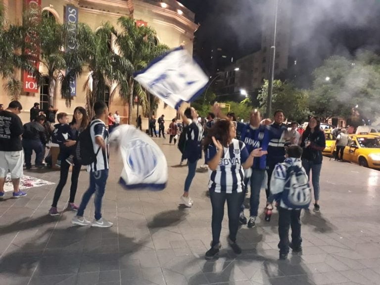 Los hinchas de Talleres en el Patio Olmos festejando la clasificación a la siguiente fase de la Copa Libertadores.