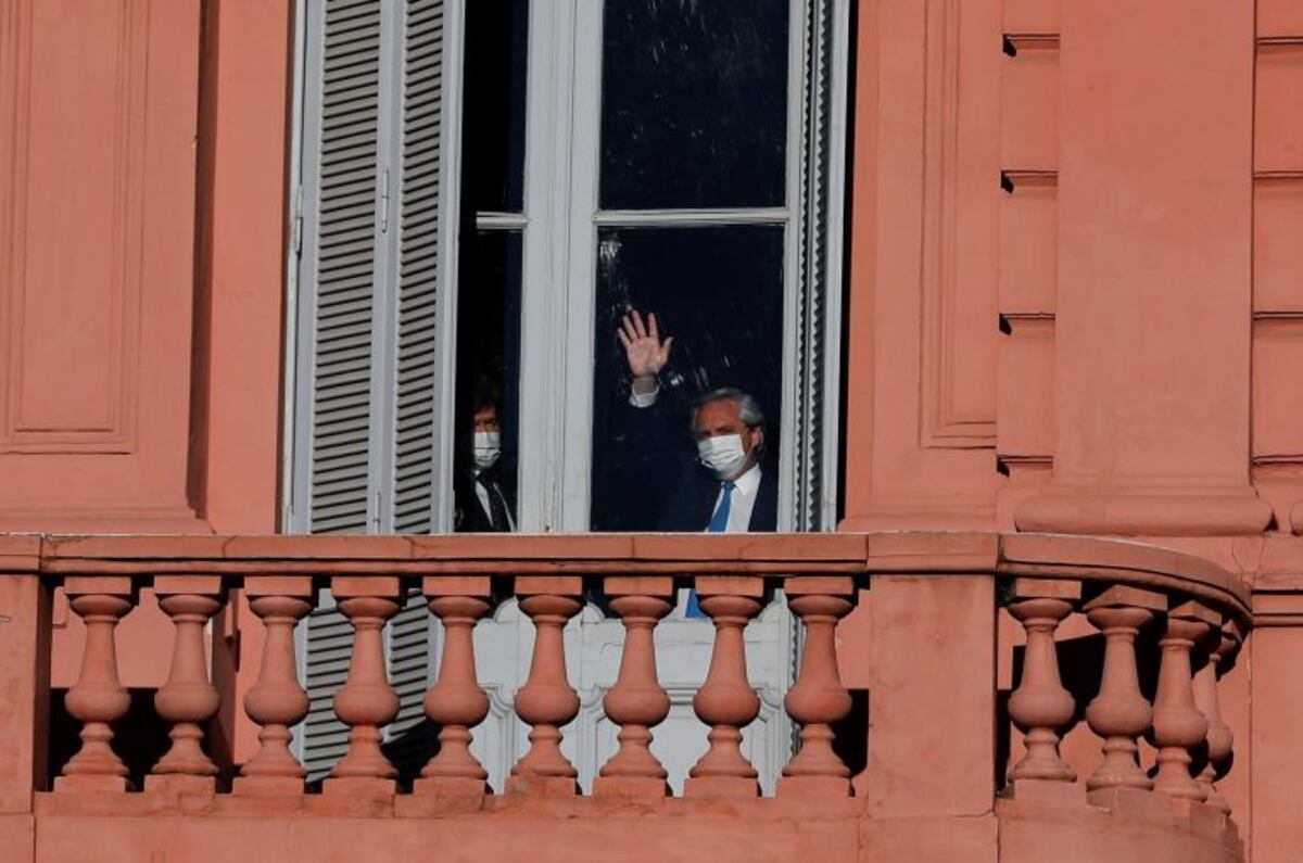 Alberto Fernández salió a saludar a militantes reunidos en la Plaza de Mayo