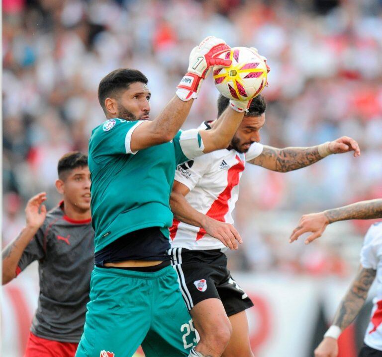 Campaña de ndependiente ataja un centro ante el inminente ataque de Nacho Scocco(Fotos: Juan Foglia)