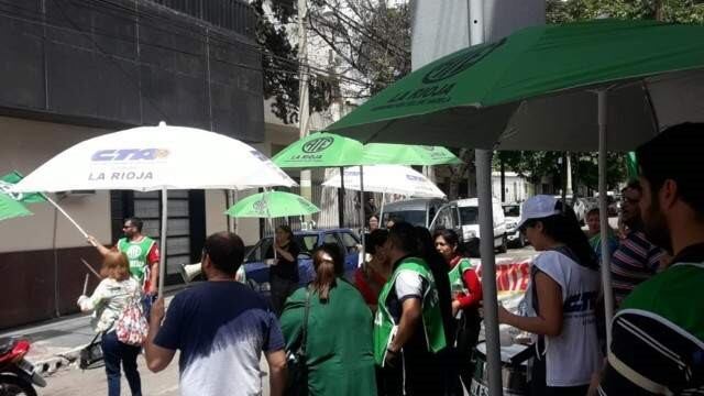 Protesta frente a la casa central de la Dirección de Defensa al Consumidor