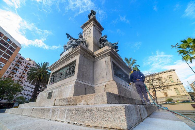 Limpieza del Monumento de la Plaza Vélez Sársfield.