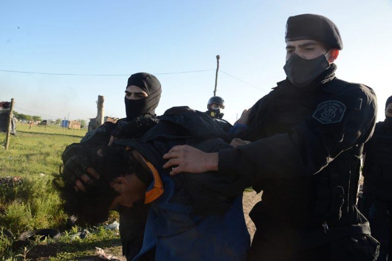 Balas de goma, corridas y detenidos en el desalojo de las tierras tomadas en Guernica. (Clarín)