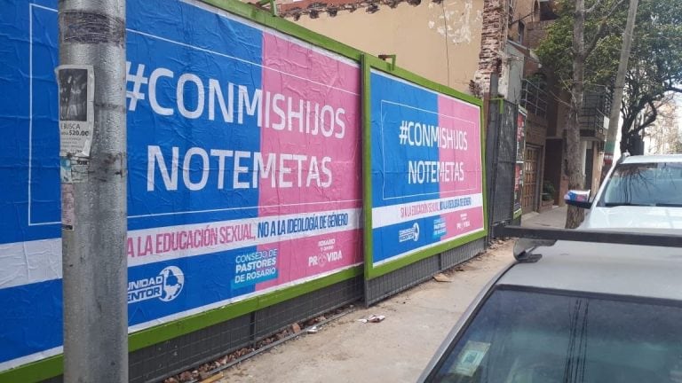 La ciudad amaneció empapelada con afiches con la leyenda Con mis hijos no te metas.