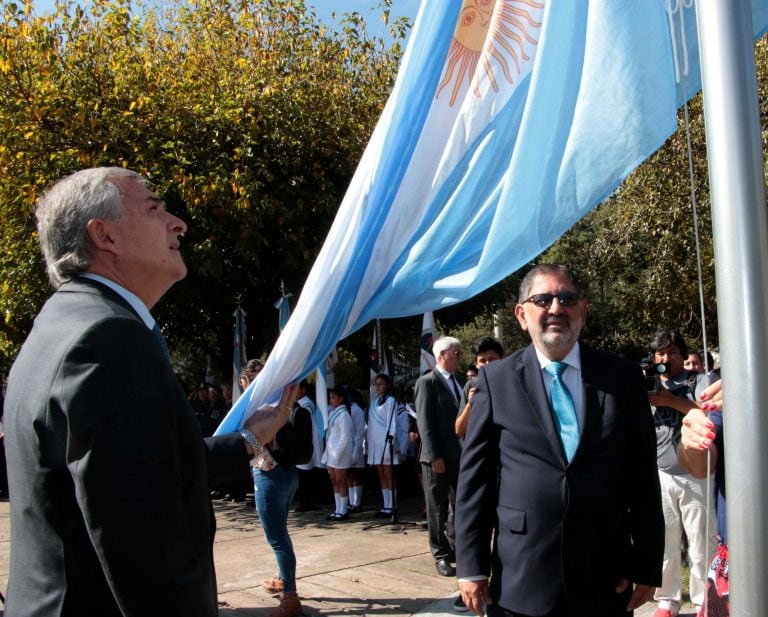 El gobernador Morales y el Intendente Jorge, al momento de izar la Bandera, en el inicio del acto oficial.