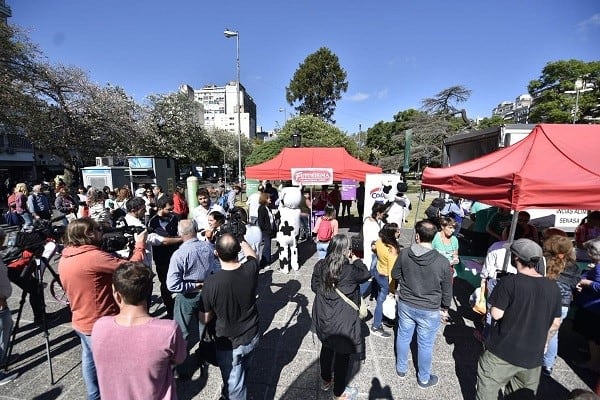 Cotar y Ciudad Futura vendieron leche a 33 pesos en la Plaza Sarmiento. (Ciudad Futura)