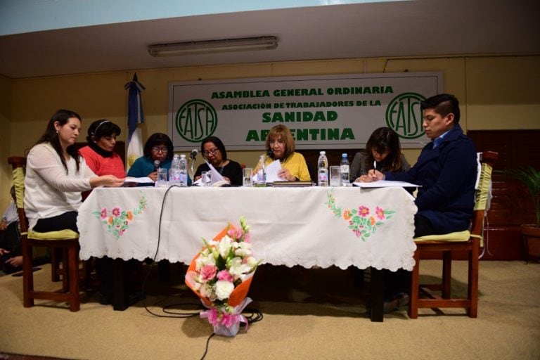 La titular de ATSA Jujuy, Lic. Yolanda Esther Canchi, junto a miembros de la Comisión Directiva presidió la asamblea general ordinaria, que fue fiscalizada tal como estipula el estatuto de la entidad.