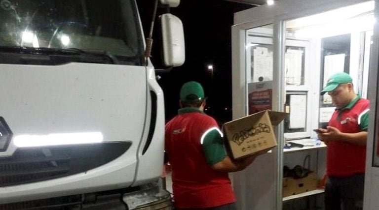 Las tortas fritas son entregadas por los playeros de la estación de servicios Puma (Riocoloradoinforma)