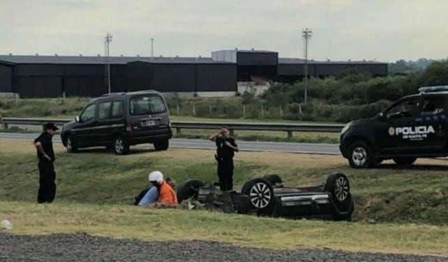 Grave siniestro vial con vuelco en la Autopista Rosario - Buenos Aires