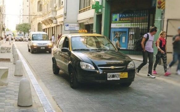 Taxis en la ciudad de Rosario\u002E (@Nachopellizzon)