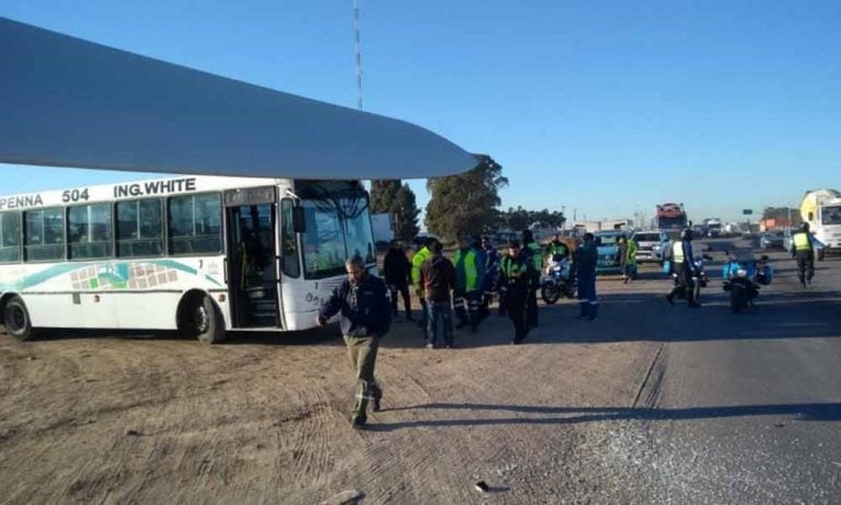 Un colectivo pasó a llevarse un aspa de molino