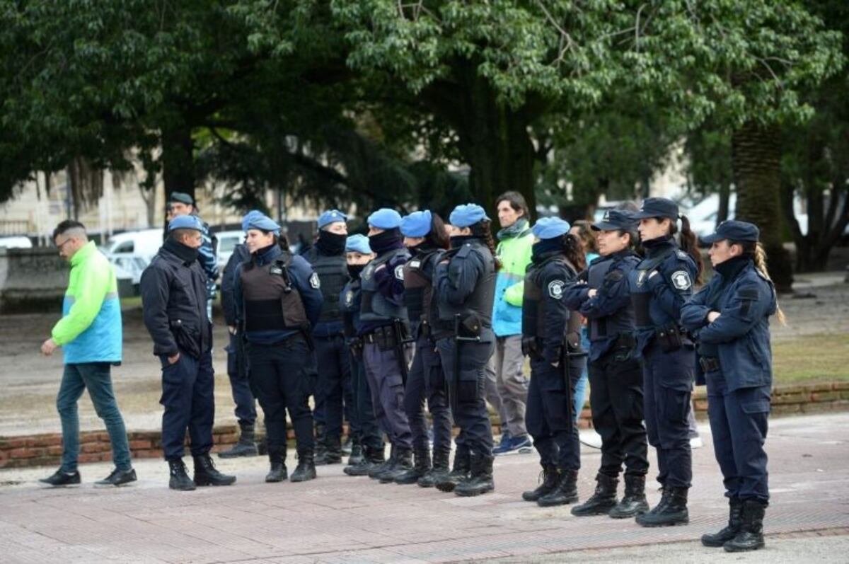 Detuvieron a dos militantes en un operativo contra la venta ambulante en La Plata