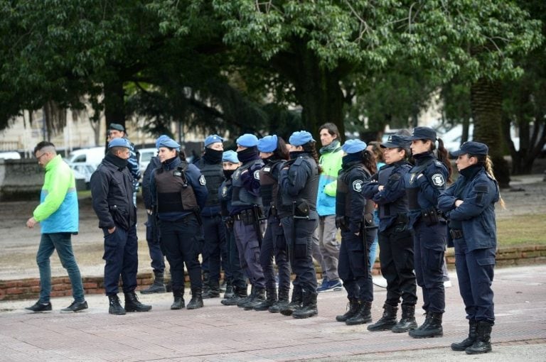 Efectivos policiales en el desalojo de manteros