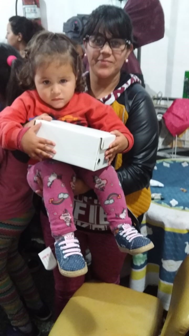 Merendero Panza Caliente entregó zapatillas a sus niños