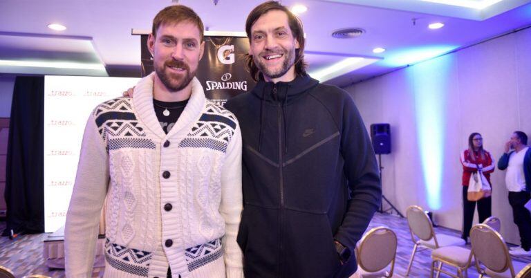 Fabricio Oberto, Andrés Nocioni y Marcelo Milanesio acompañan en la presentación de su Campus a Rubén Magnano.