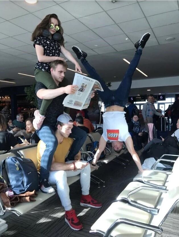 Artistas del Cirque de Soleil en el aeropuerto de Córdoba, camino a Mendoza.