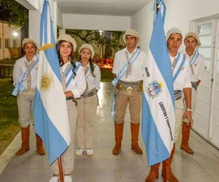 Recibieron su diploma de egresados vestidos de paisanos y causaron furor en las redes