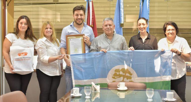 Mariano Guardianelli y Camila Corbelli junto al intendente Benedetti y su equipo