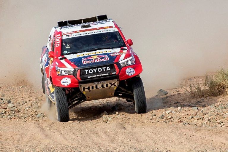 Naser Al-Attiyah, con la Hilux del Toyota Gazoo Racing. El vencedor de 2019, con la misma marca, está a 3m3s de Sainz en la general.