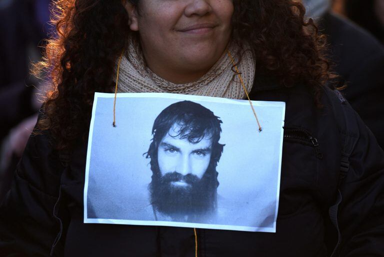 Una mujer con una imagen del activista Santiago Maldonado colgada a su cuello participa de la marcha en la Plaza de Mayo, al cumplirse dos años de su desaparición. Crédito: EFE/Fabián Mattiazzi.