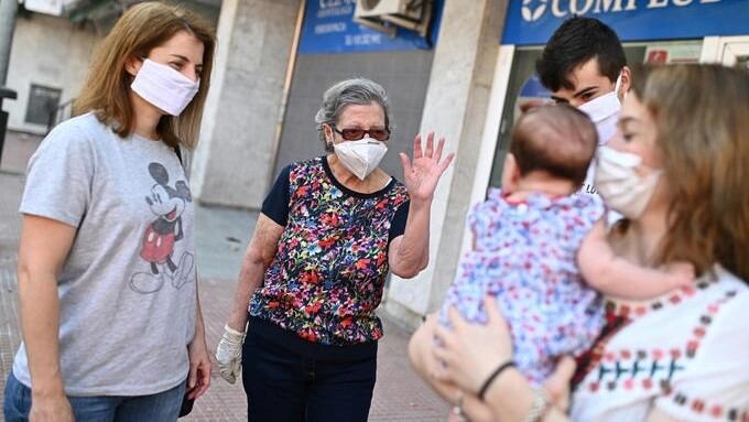 El Gobierno nacional también autorizó en todo el país las reuniones sociales de hasta diez personas en espacios públicos al aire libre.