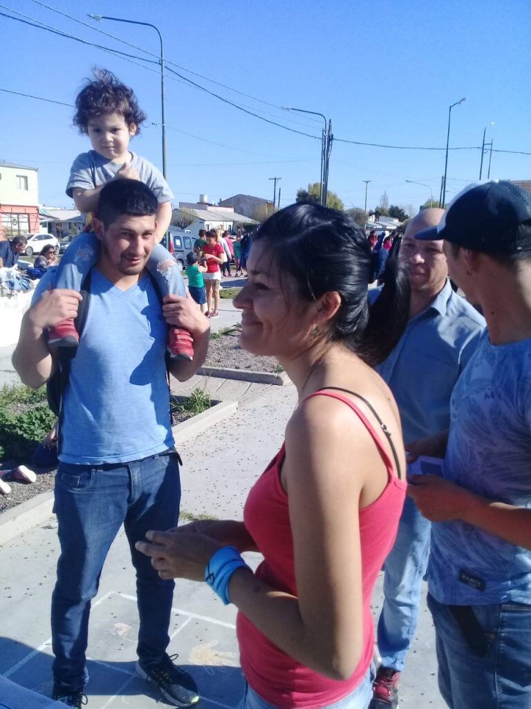 Un gran número de vecinos se acercó a la mesa informativa.