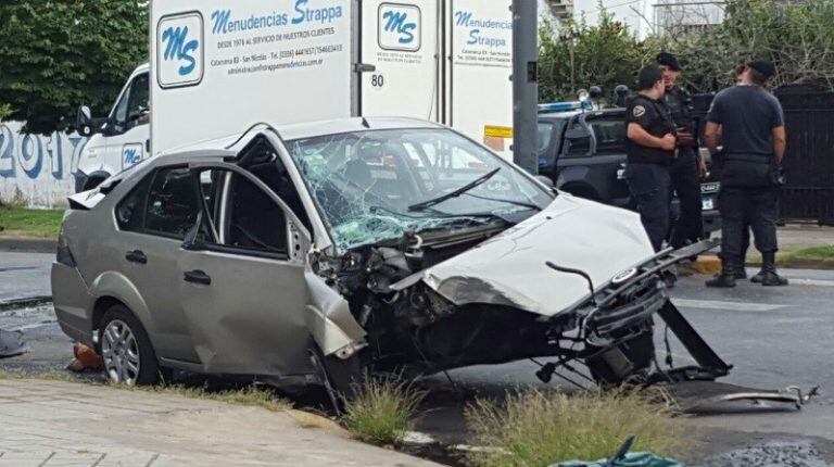 Un auto impactó contra una columna y destrozó otro vehículo