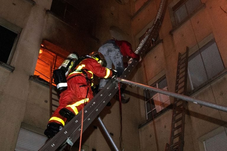 Bomberos trabajando en París. (AP).