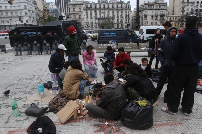 BUENOS AIRES, 12/10/2011, MIEMBROS DE LA COMUNIDAD TOBA ACAMPAN EN LA PLAZOLETA UBICADA EN LA AV 9 DE JULIO Y LA AV DE MAYO. FOTO:DYN/LUCIANO THIEBERGER