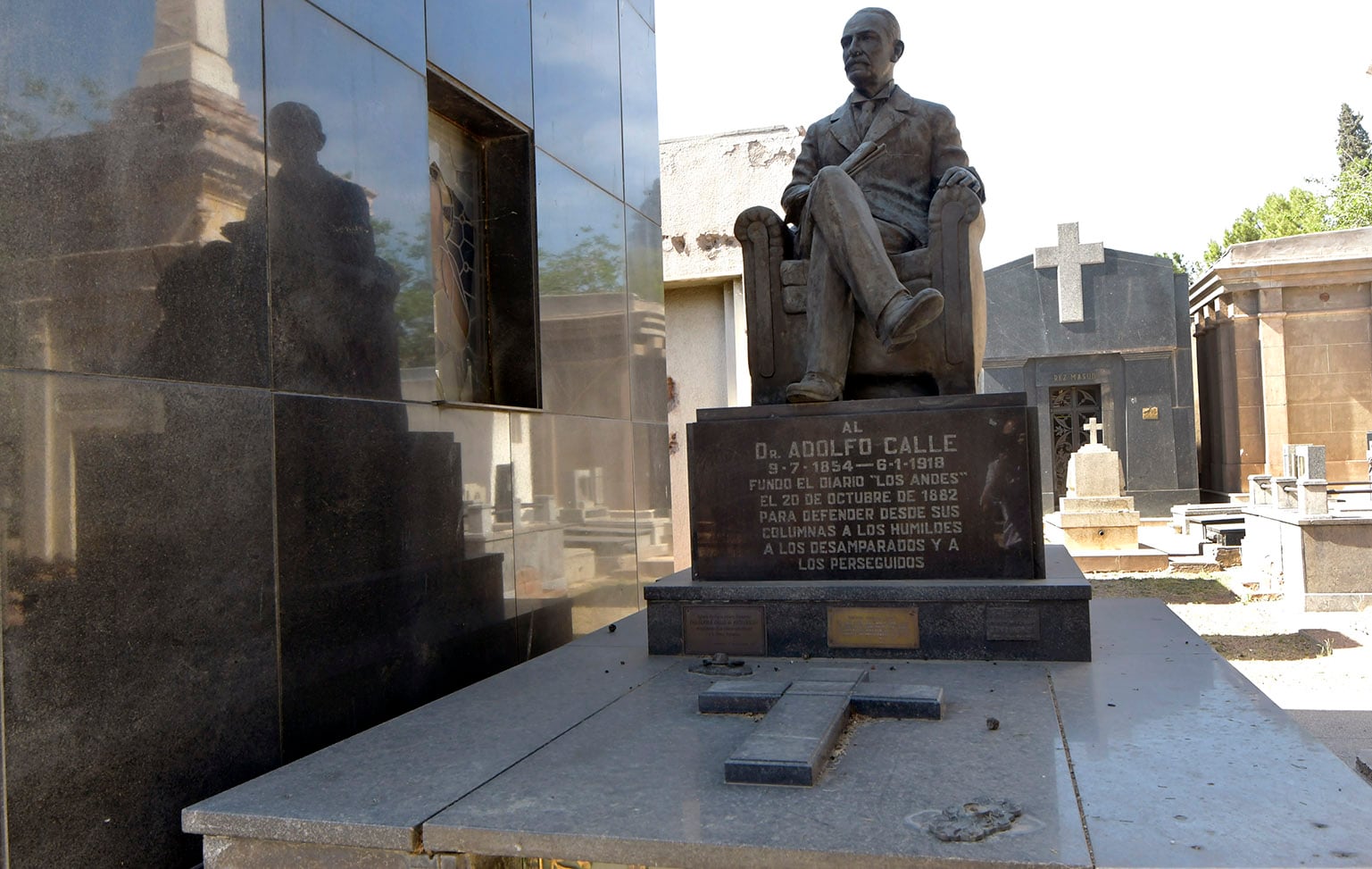 Historias del silencio
La Conmemoración de Todos los Fieles Difuntos en memoria de los fallecidos.
El Cementerio Municipal de la Ciudad de Mendozane una gran importancia en su historia, arte fúnebre, también la arquitectura, la simbología y los epitafios de mausoleos, tumbas, lápidas y criptas
Sepulcro de Adolfo Calle Fundador Diario Los Andes
Foto: Orlando Pelichotti