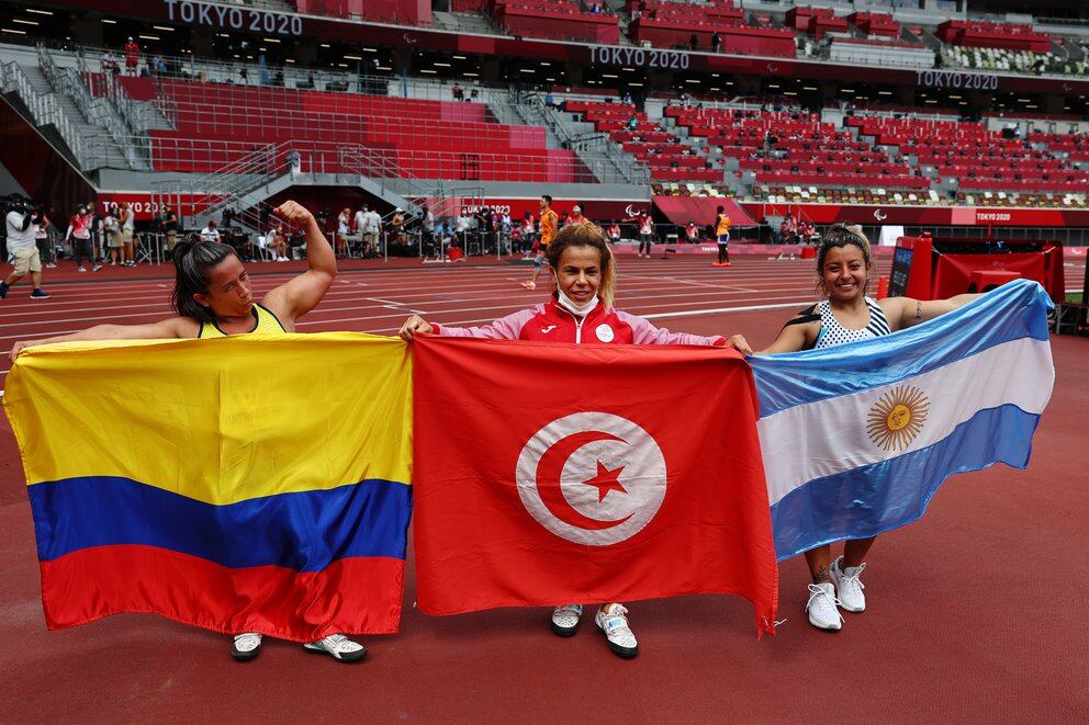 Antonella Ruiz Díaz junto a sus compañeras de podio.