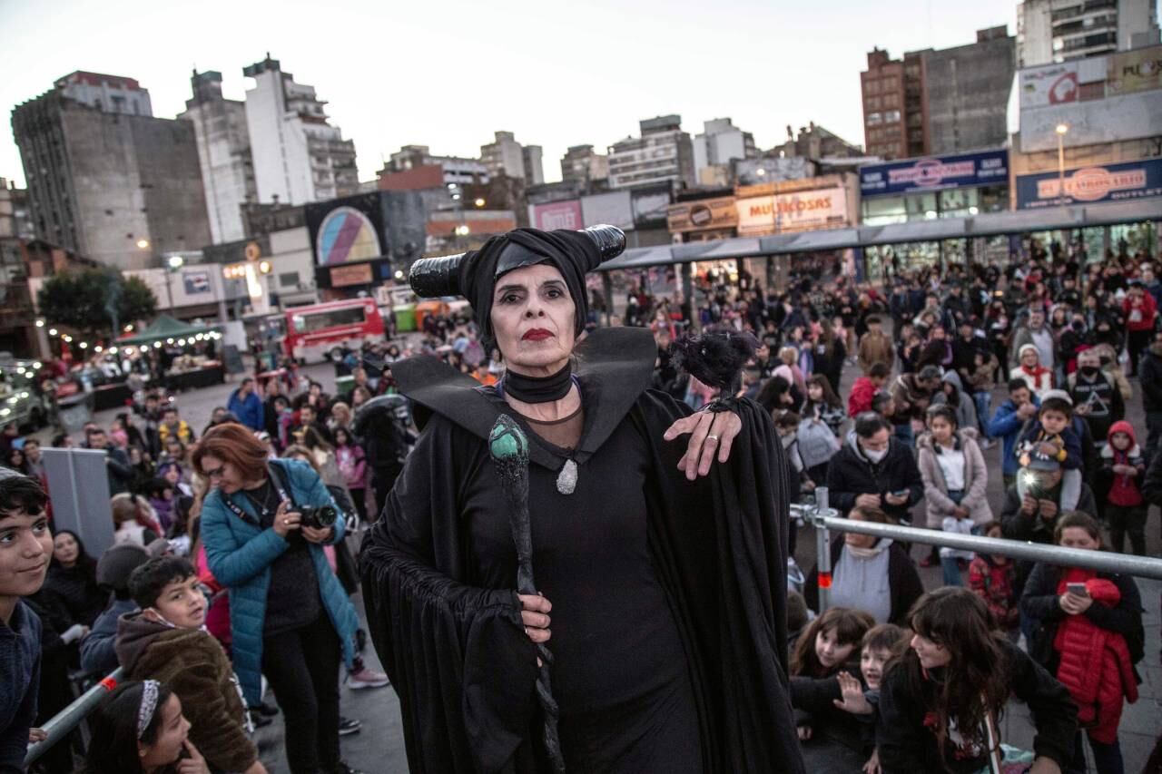 El cosplay de Maléfica fue uno de los más destacados durante la tarde sobre peatonal San Martín.