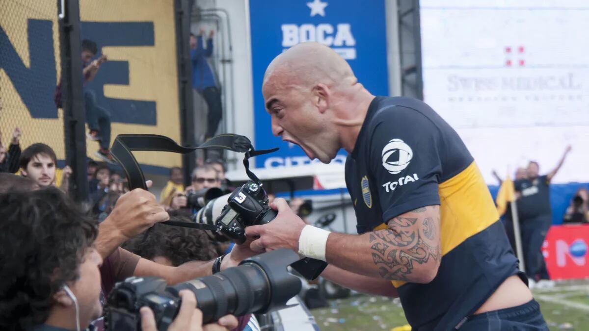 El Tanque Silva festejando alocado con la cámara.