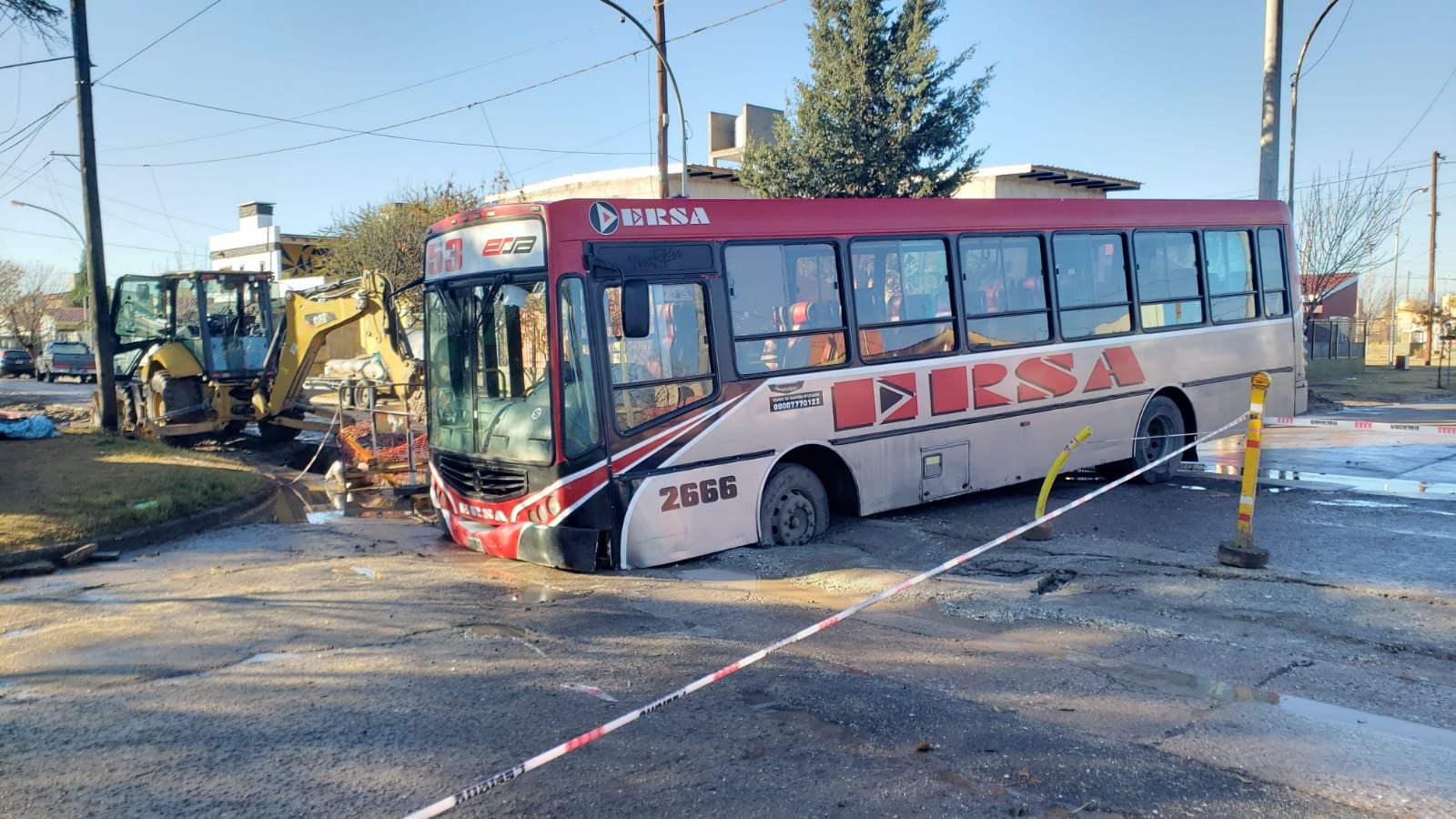 Un colectivo de Ersa quedó atascado al ceder el asfalto (Pedro Castillo/LaVoz).