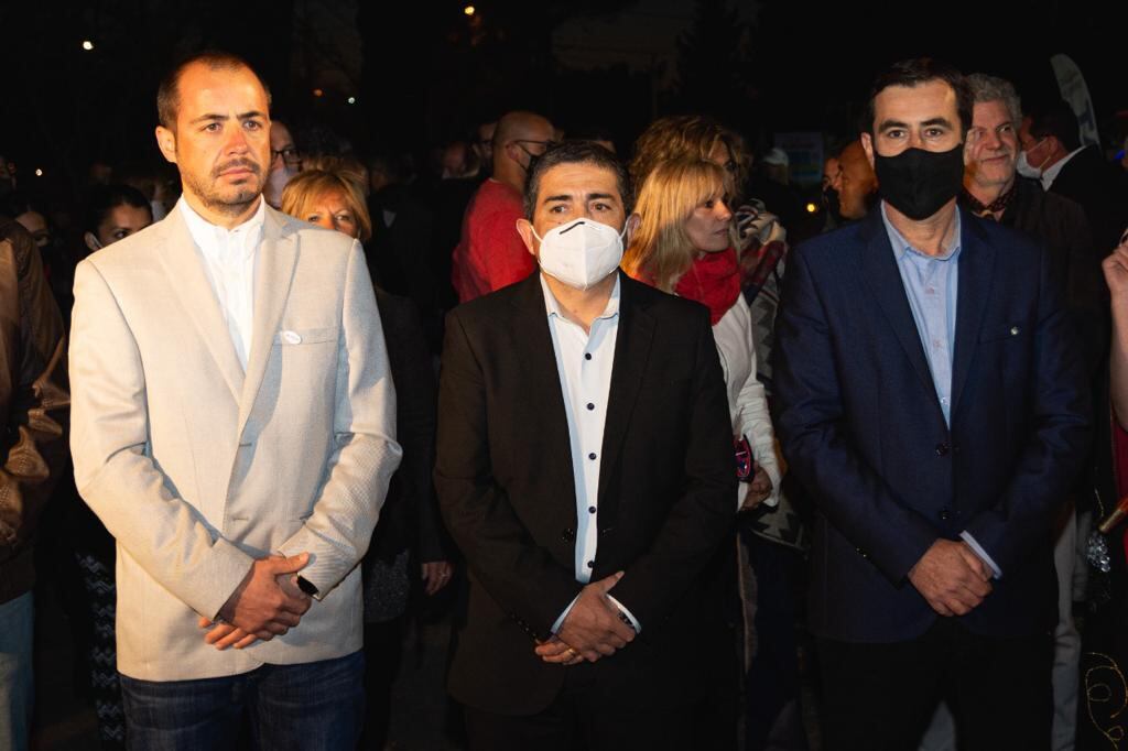 Andrés Vavrik junto al intendente Walther Marcolini y jospe Morán, presidente del Concejo Deliberante. 