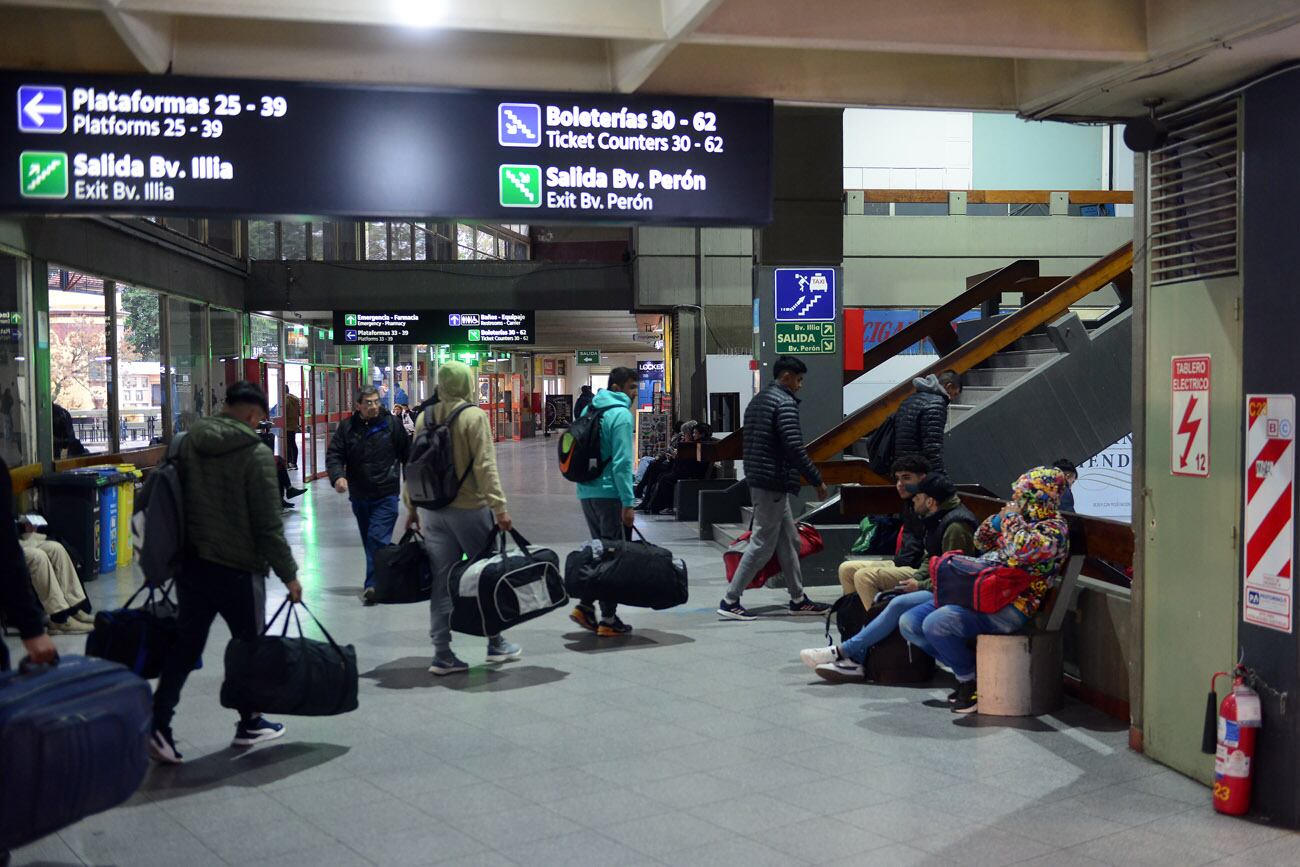 Movimiento turístico del fin de semana extra largo en la Terminal de Córdoba.
(Nicolás Bravo  / La Voz)