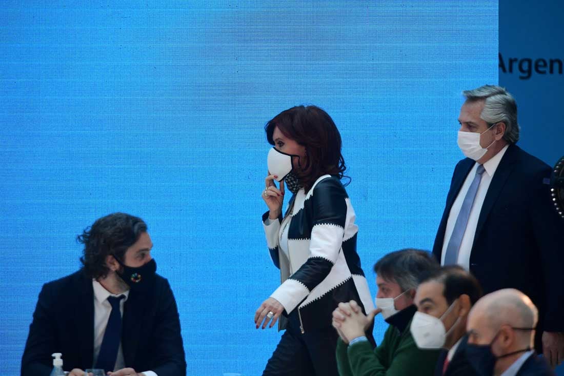 El presidente Alberto Fernández anuncia los resultados de la reestructuración de la deuda en el Museo del Bicentenario de Casa Rosada.
Los acompañan, la vicepresidenta de la Nación, Cristina Fernández de Kirchner, santiago cafiero, rodriguez larreta y maximo kirchner foto telam